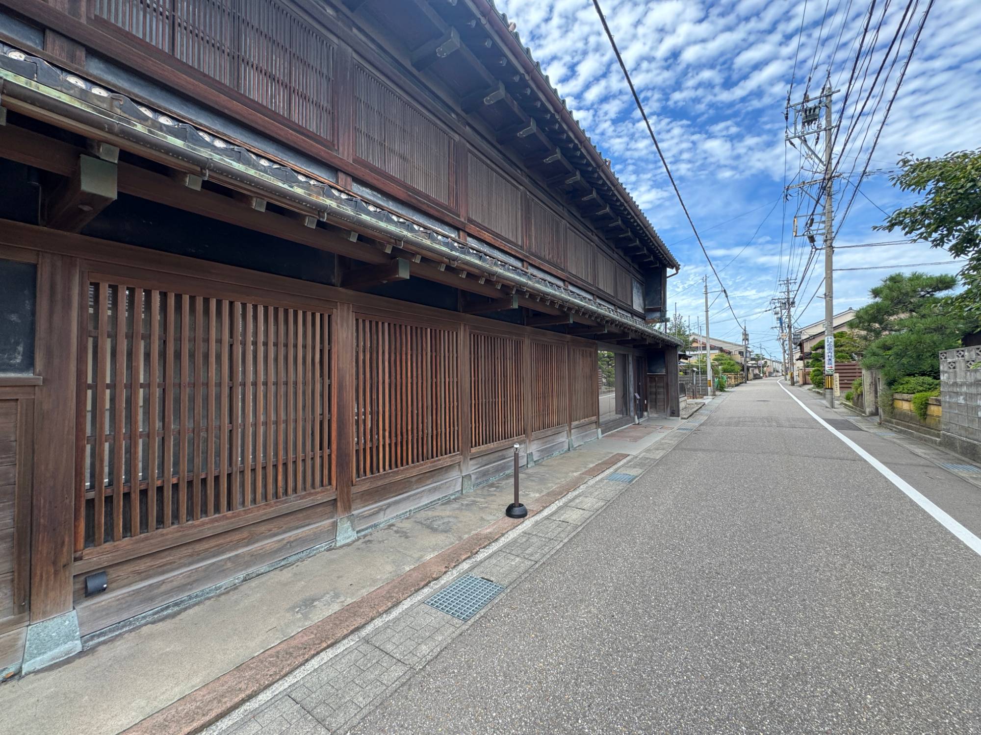 泉の工場兼店舗の外観。格子戸の町家づくり
